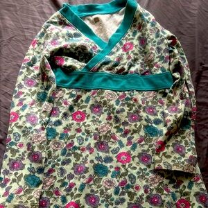 Te collection size 6 wrap dress with floral design and green background